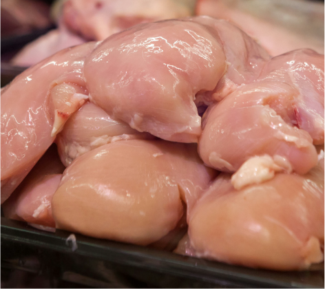 Filets de poulet frais et tendres présentés dans notre étalage de volailles 100% halal à Bordeaux.