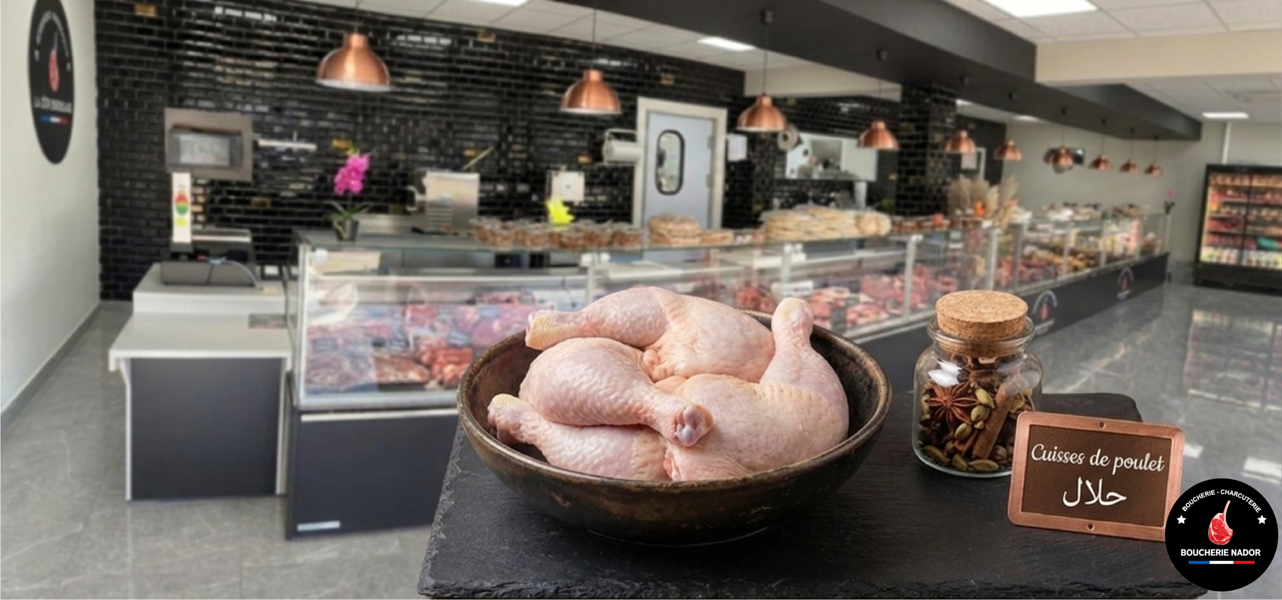 Poulet fermier entier élevé en plein air certifié Halal pour rôti dominical savoureux.