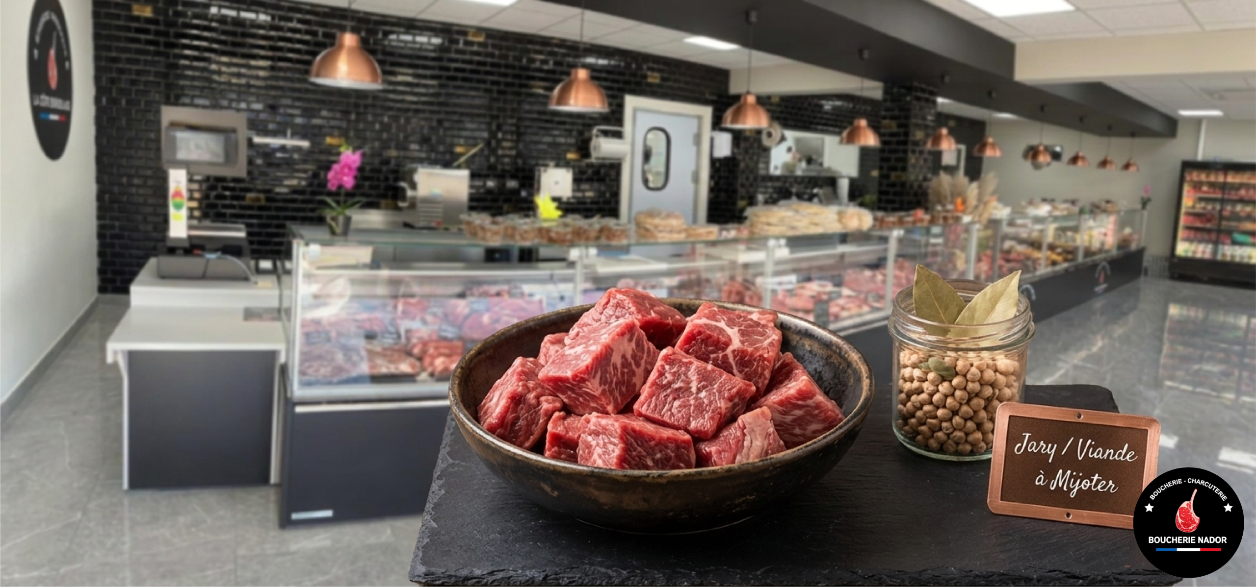 Morceaux de bœuf à mijoter pour plats traditionnels, posé sur un billot en chêne dans l'allée centrale de la boucherie Nador.